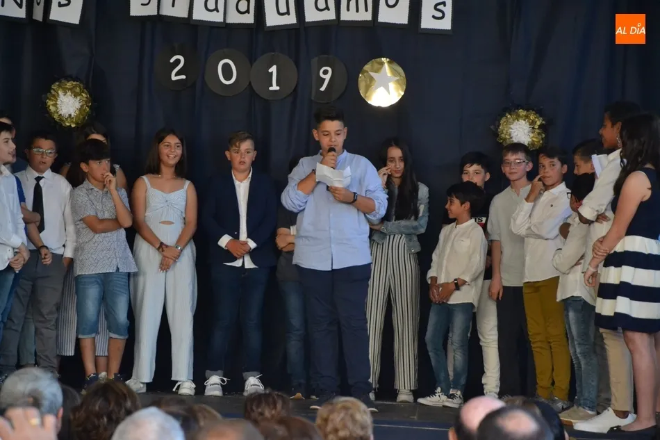 Foto 8 - Los mayores de San Francisco dicen adi&oacute;s al cole en una graduaci&oacute;n con mucha m&uacute;sica  