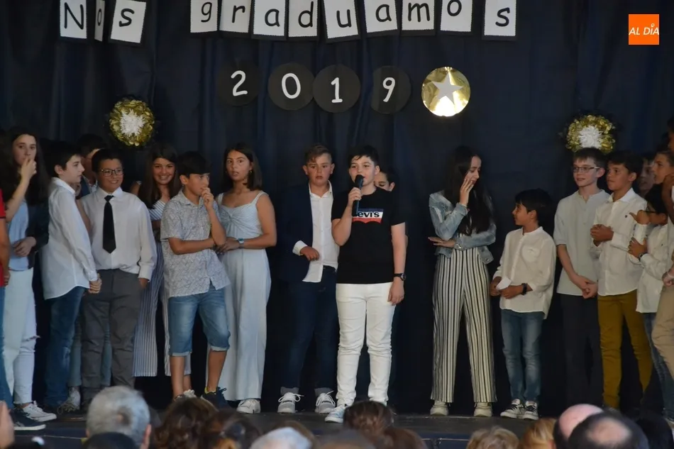 Foto 4 - Los mayores de San Francisco dicen adi&oacute;s al cole en una graduaci&oacute;n con mucha m&uacute;sica  