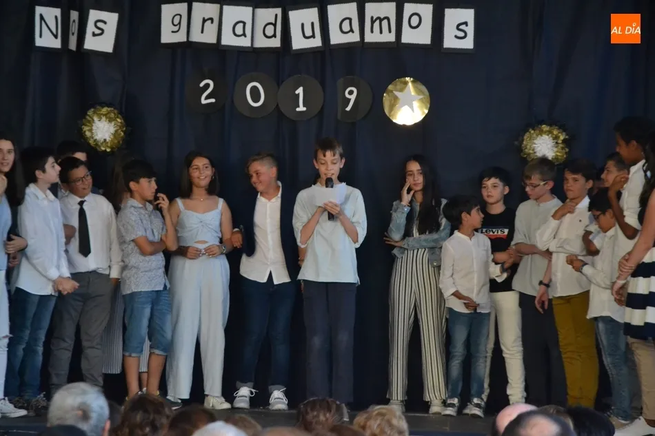 Foto 6 - Los mayores de San Francisco dicen adi&oacute;s al cole en una graduaci&oacute;n con mucha m&uacute;sica  