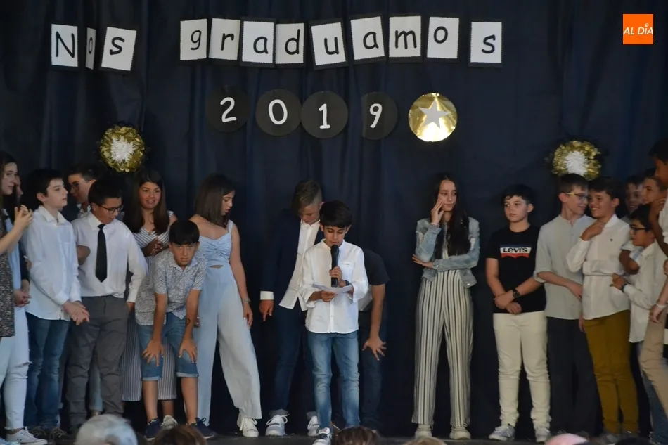 Foto 5 - Los mayores de San Francisco dicen adi&oacute;s al cole en una graduaci&oacute;n con mucha m&uacute;sica  