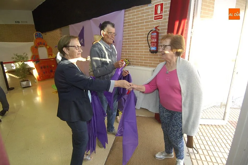 Todos los asistentes recibieron un pañuelo de las fiestas de este año