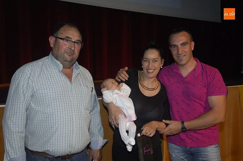 Foto 7 - Abarrotado arranque de las fiestas en Sancti-Sp&iacute;ritus, con homenaje incluido a los que cumplen 90...