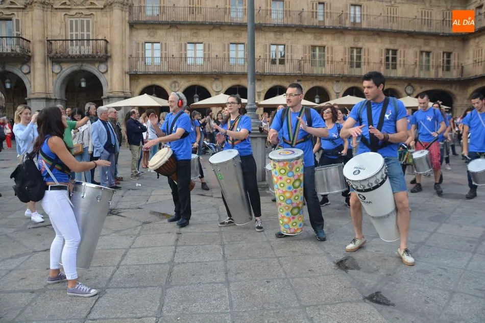 Batucada del taller de iniciación de Blocco Charro en la Plaza Mayor. Foto de Lydia González