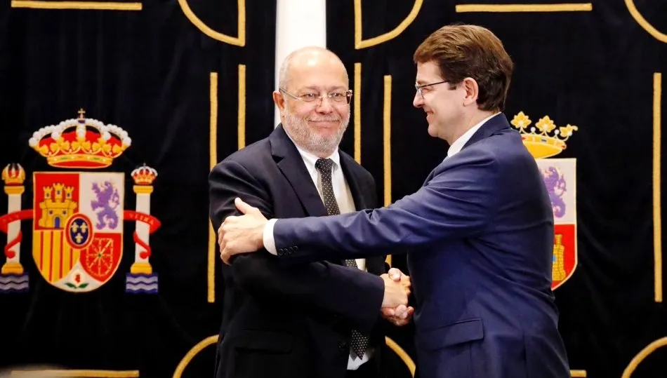 Saludo de los candidatos a la Presidencia de la Junta de PP y Cs, Alfonso Fernández Mañueco y Francisco Igea, tras la firma de este acuerdo