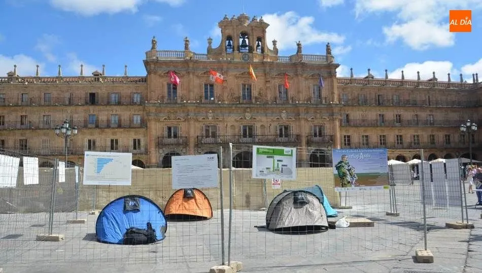 Tiendas de campaña montadas este viernes en la Plaza Mayor. Foto de Lydia González