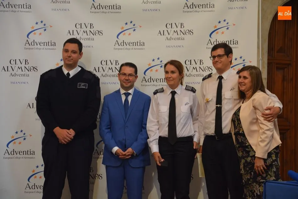 Foto 2 - D&iacute;a feliz para los nuevos titulados de la Escuela de Pilotos Adventia adscrita a la USAL