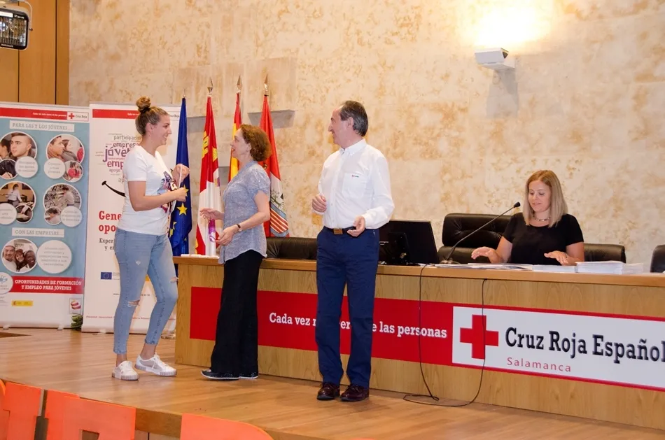 Foto 10 - Sonrisas y emociones en la clausura los cursos del Centro Joven de Cruz Roja
