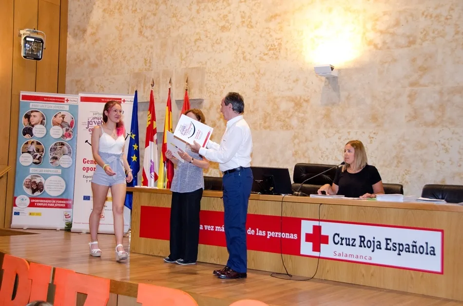 Foto 8 - Sonrisas y emociones en la clausura los cursos del Centro Joven de Cruz Roja