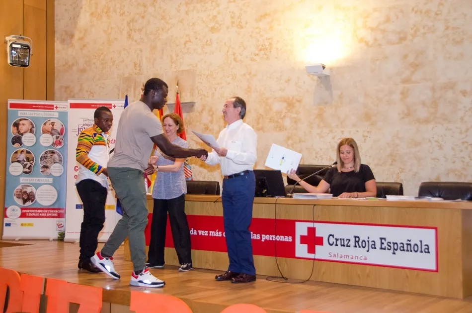 Foto 7 - Sonrisas y emociones en la clausura los cursos del Centro Joven de Cruz Roja