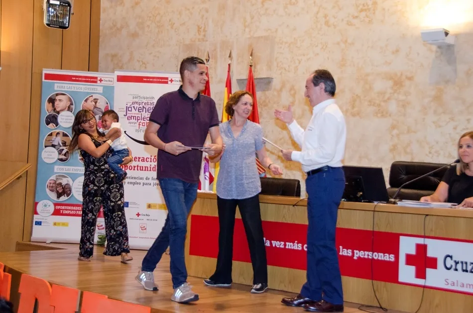 Foto 6 - Sonrisas y emociones en la clausura los cursos del Centro Joven de Cruz Roja
