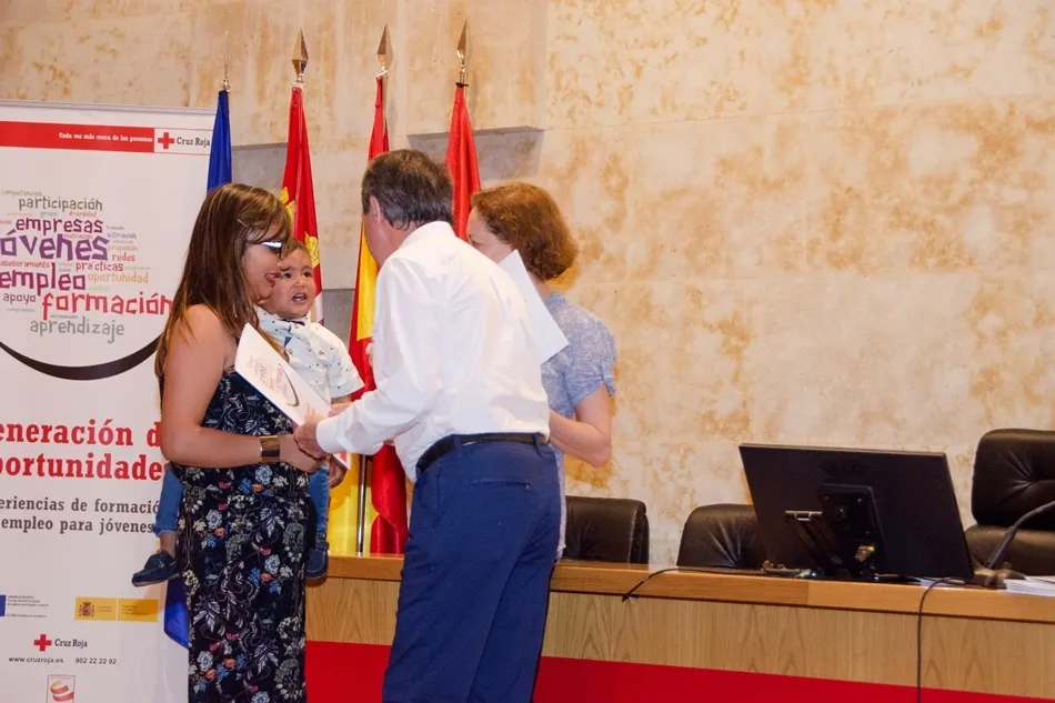 Foto 4 - Sonrisas y emociones en la clausura los cursos del Centro Joven de Cruz Roja