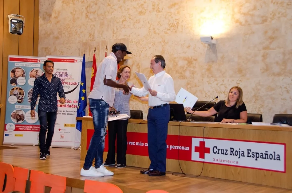 Foto 3 - Sonrisas y emociones en la clausura los cursos del Centro Joven de Cruz Roja
