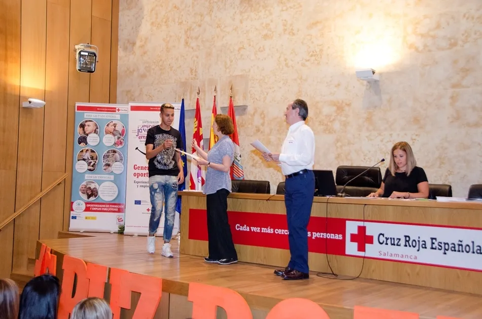 Foto 2 - Sonrisas y emociones en la clausura los cursos del Centro Joven de Cruz Roja