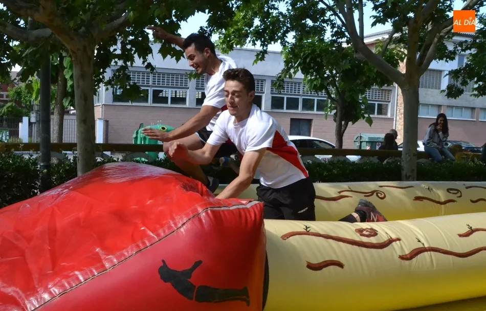Foto 9 - Alumnos del IES Tierra disfrutan de hinchables para iniciar las vacaciones  