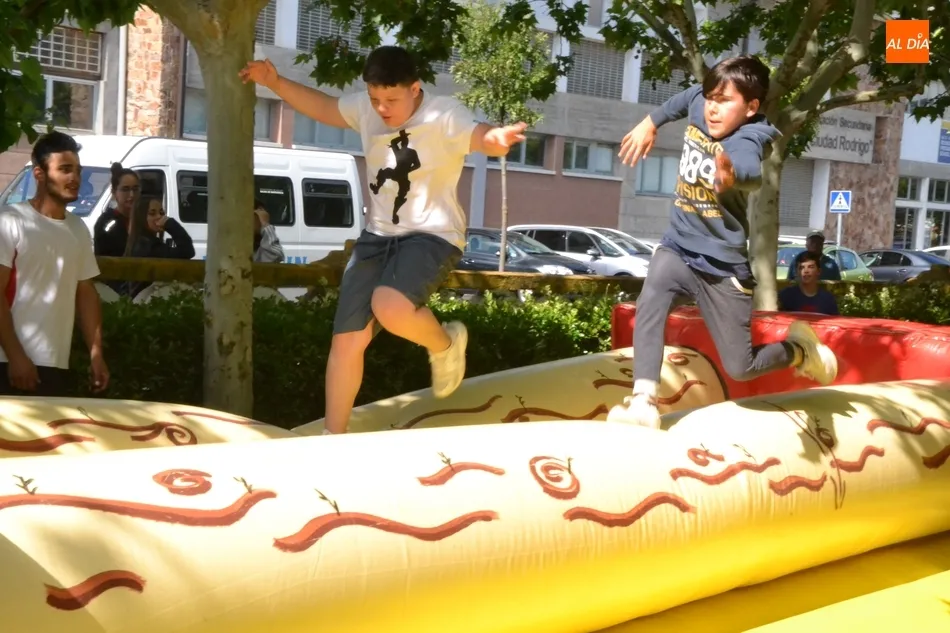 Foto 3 - Alumnos del IES Tierra disfrutan de hinchables para iniciar las vacaciones  