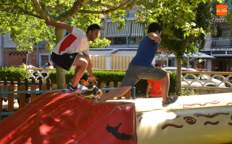 Foto 2 - Alumnos del IES Tierra disfrutan de hinchables para iniciar las vacaciones  