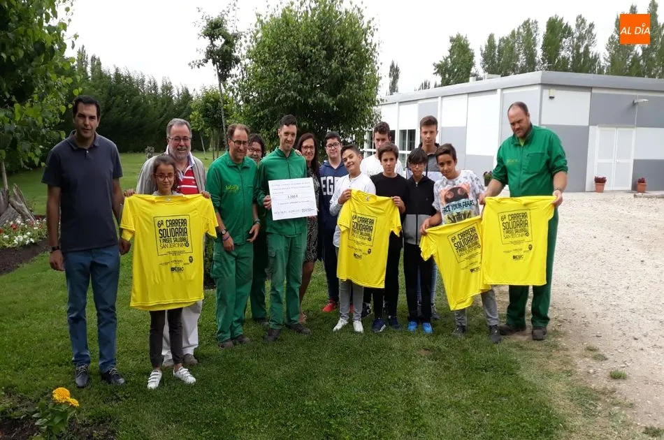 Foto 2 - Asprodes recibe 3.200 euros del Colegio Seminario San Jer&oacute;nimo