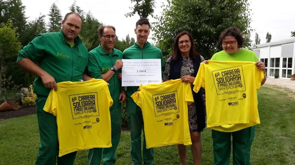Alumnos del vivero con el cheque del donativo