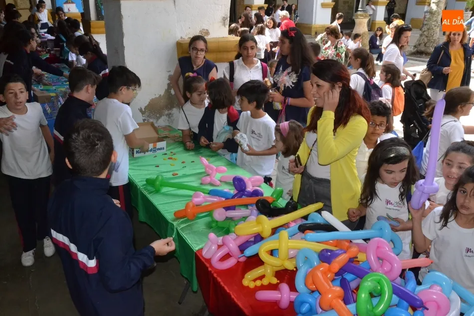 Foto 10 - Misioneras-Santa Teresa cierra el curso al aire libre con un flash mob y un mercadillo  
