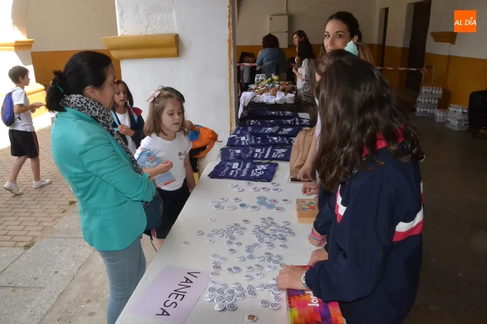 Foto 8 - Misioneras-Santa Teresa cierra el curso al aire libre con un flash mob y un mercadillo  