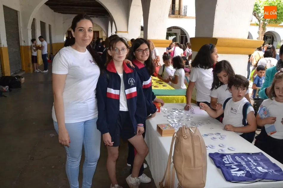 Foto 7 - Misioneras-Santa Teresa cierra el curso al aire libre con un flash mob y un mercadillo  