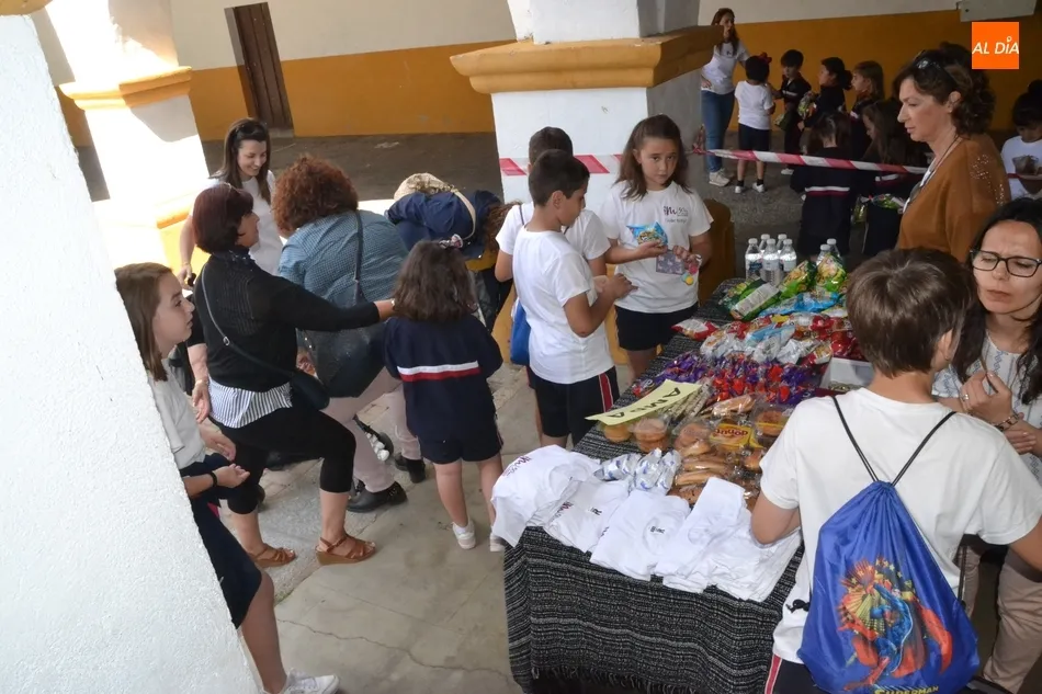 Foto 6 - Misioneras-Santa Teresa cierra el curso al aire libre con un flash mob y un mercadillo  