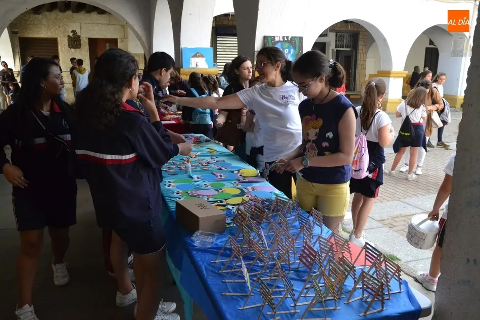 Foto 5 - Misioneras-Santa Teresa cierra el curso al aire libre con un flash mob y un mercadillo  