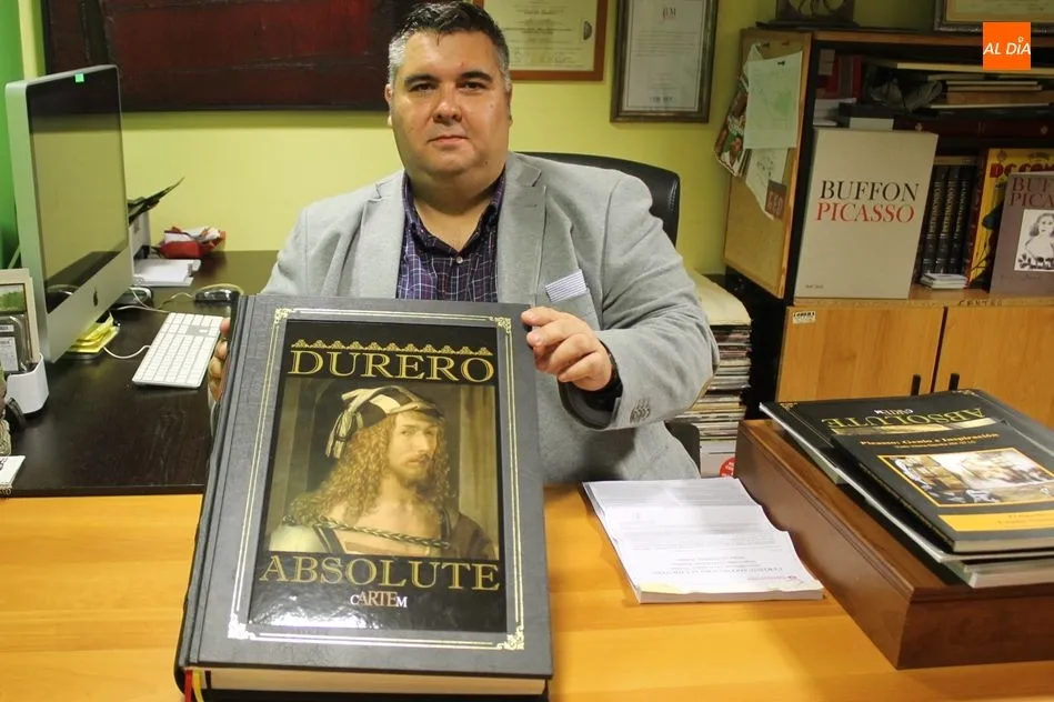 Daniel Díez, director de la editorial CM Editores, con un ejemplar de Absolute Durero.