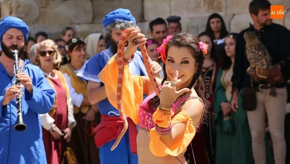 Además del Mercado Medieval, otro de sus atractivos son las actuaciones a lo largo de cada jornada / CORRAL