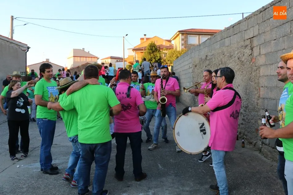 Foto 4 - En El Cubo de Don Sancho cogen fuerzas con una parrillada ante la noche que se viene encima  
