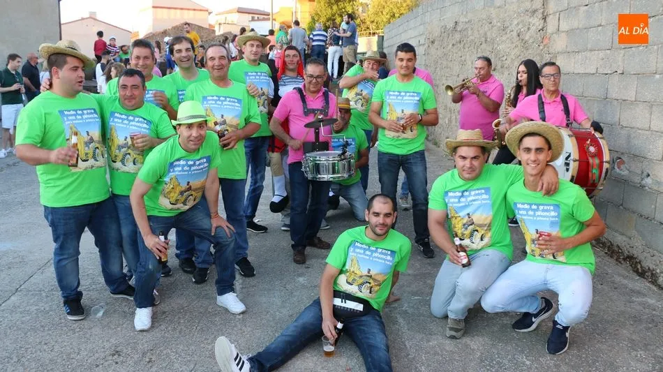 Foto 2 - En El Cubo de Don Sancho cogen fuerzas con una parrillada ante la noche que se viene encima  
