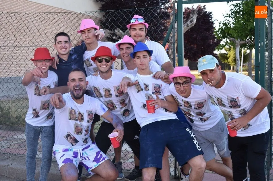 Los jóvenes de Encinas de Arriba, fieles a las fiestas de su localidad