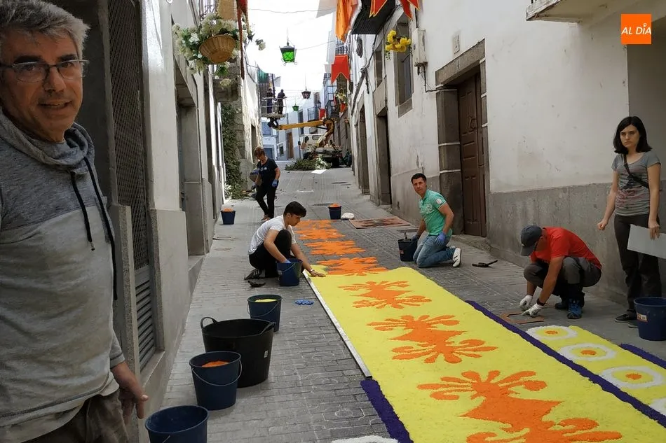 Foto 3 - Unos 3.000 kilos de sal alfombrar&aacute;n las calles el domingo de Corpus
