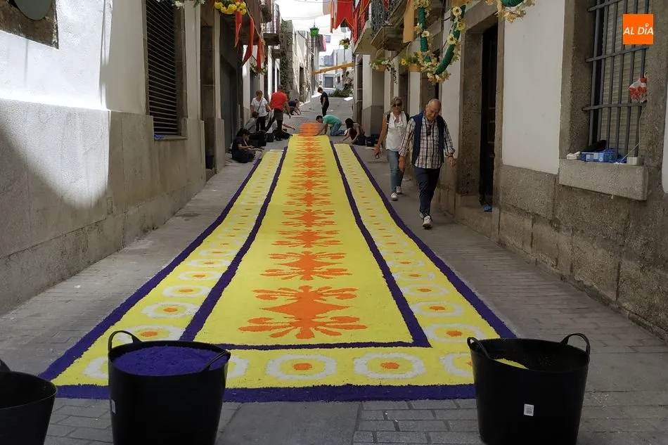 Foto 4 - Unos 3.000 kilos de sal alfombrar&aacute;n las calles el domingo de Corpus