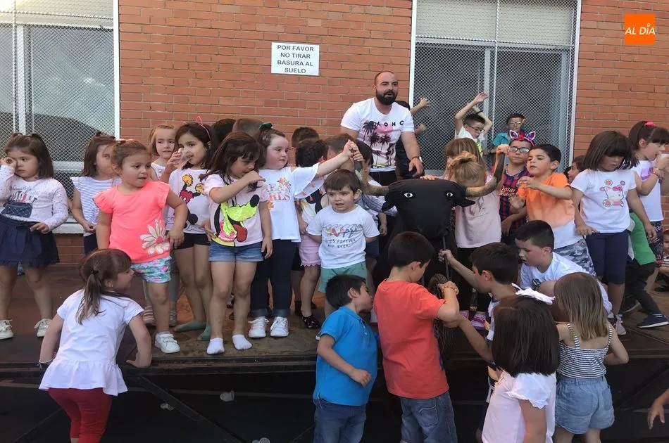 El toro isabelino llenó de emoción taurina la fiesta de fin de curso