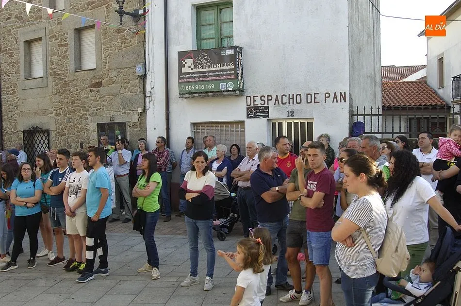 Un grupo de vecinos esperando a oír el pregón | Fotos Adrián Martín