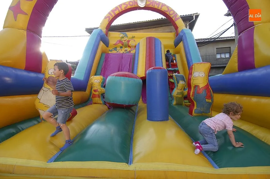 Foto 2 - Navasfr&iacute;as estalla en fiestas con el preg&oacute;n de Tom&aacute;s Acosta P&iacute;riz  