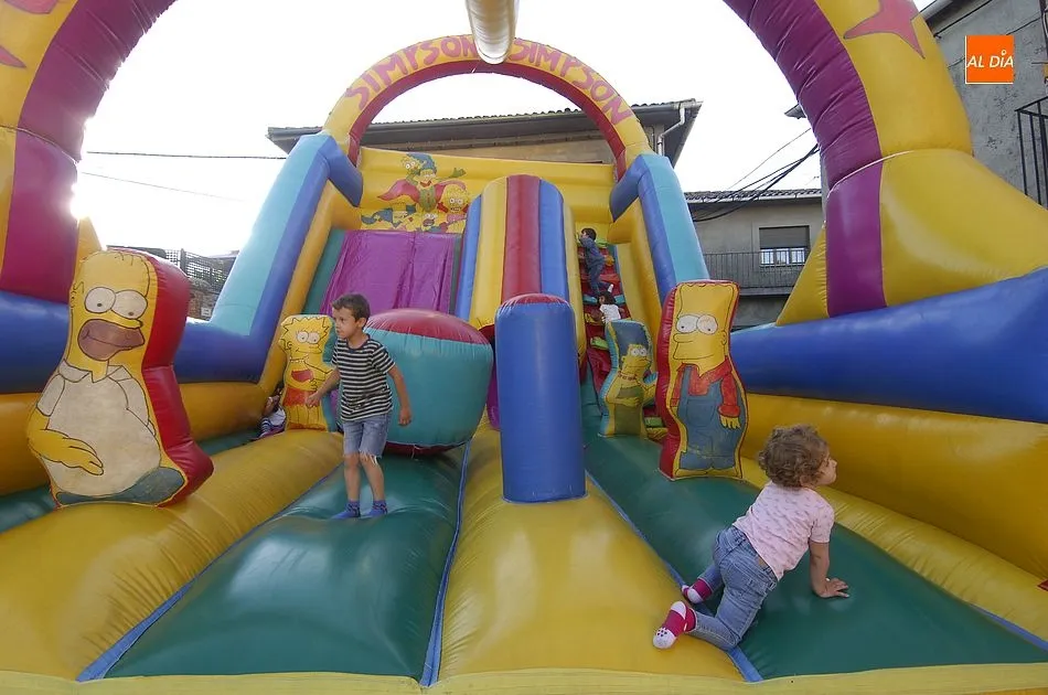 Foto 3 - Navasfr&iacute;as estalla en fiestas con el preg&oacute;n de Tom&aacute;s Acosta P&iacute;riz  