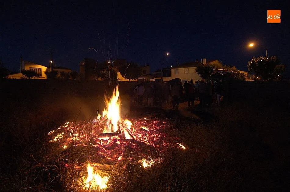 Foto 7 - El fuego ilumina la velada de apertura de los actos de Sanjuanejo en honor a su patr&oacute;n  