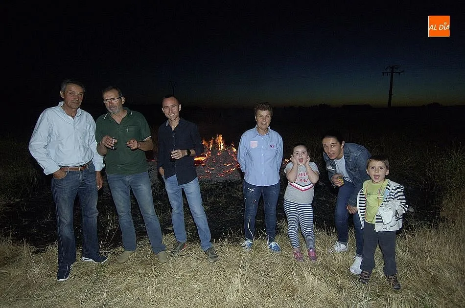 Foto 2 - El fuego ilumina la velada de apertura de los actos de Sanjuanejo en honor a su patr&oacute;n  
