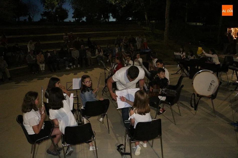 Foto 10 - La Escuela de M&uacute;sica finaliza el curso con un veraniego concierto&nbsp;