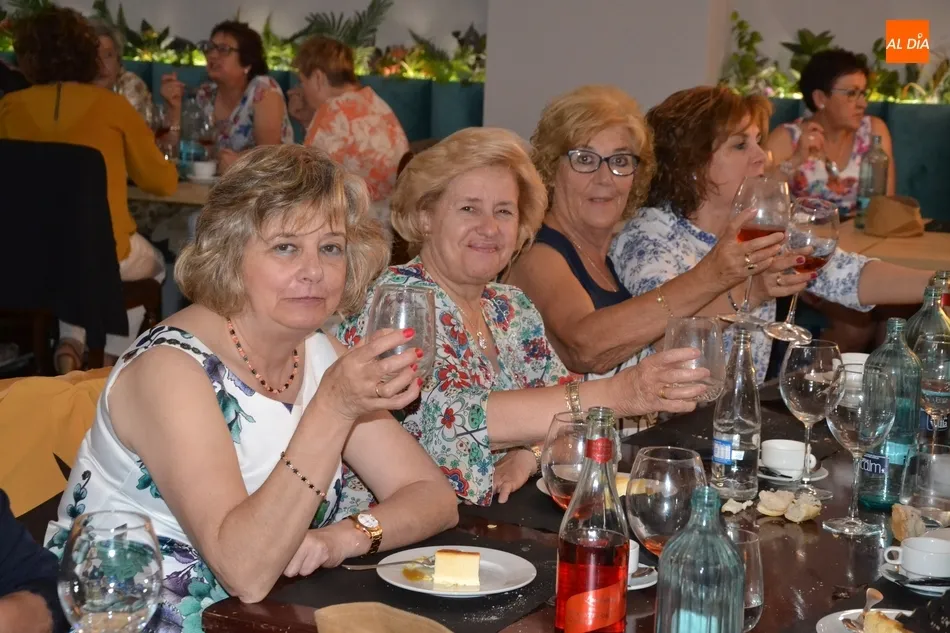 Foto 8 - Amanecer re&uacute;ne a 74 mujeres en su cena de fin de curso  