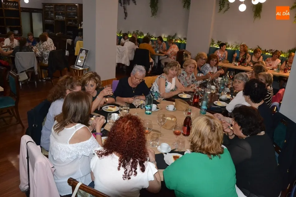 Foto 9 - Amanecer re&uacute;ne a 74 mujeres en su cena de fin de curso  