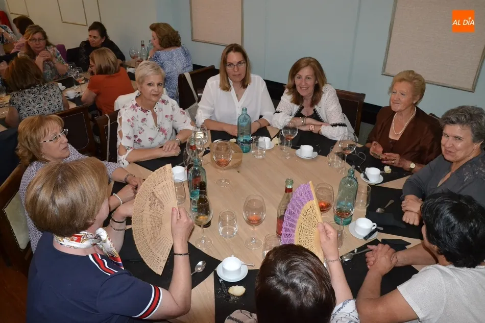 Foto 10 - Amanecer re&uacute;ne a 74 mujeres en su cena de fin de curso  