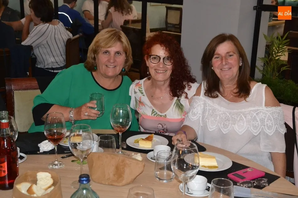 Foto 6 - Amanecer re&uacute;ne a 74 mujeres en su cena de fin de curso  