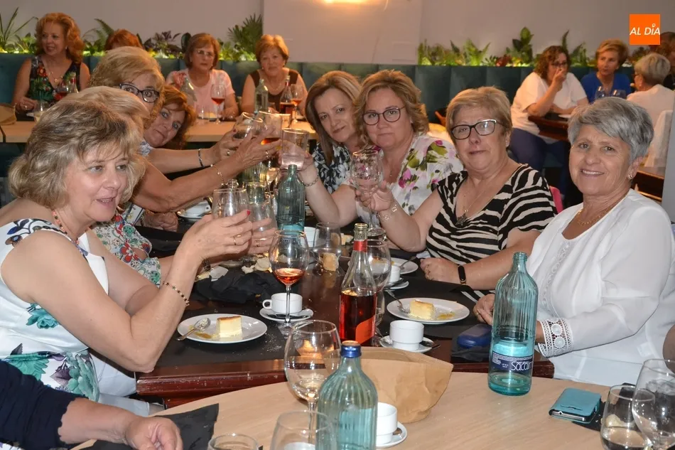 Foto 7 - Amanecer re&uacute;ne a 74 mujeres en su cena de fin de curso  