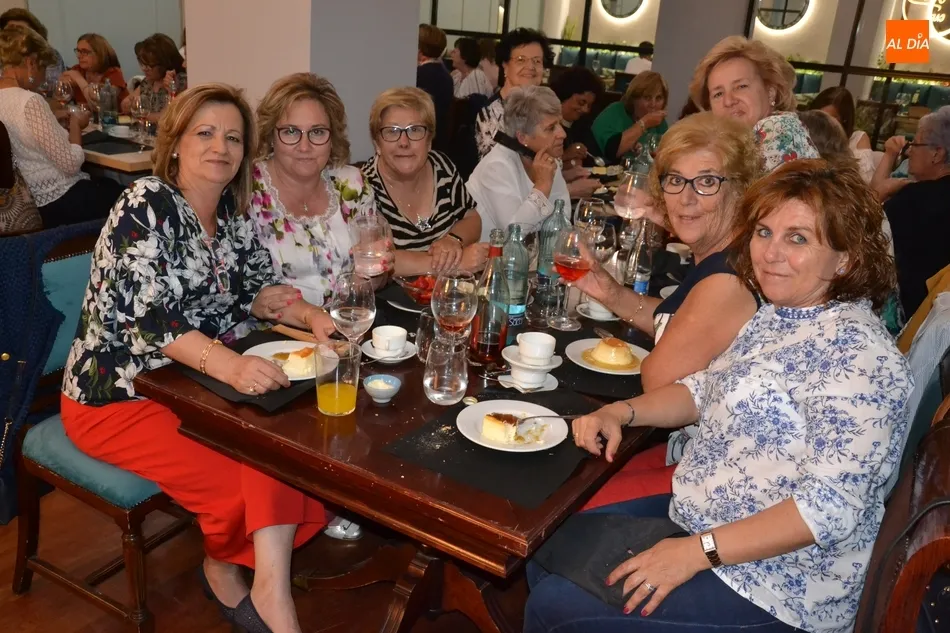 Foto 5 - Amanecer re&uacute;ne a 74 mujeres en su cena de fin de curso  