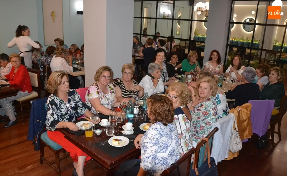 Foto 3 - Amanecer re&uacute;ne a 74 mujeres en su cena de fin de curso  