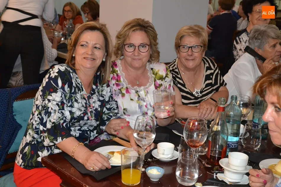 Foto 4 - Amanecer re&uacute;ne a 74 mujeres en su cena de fin de curso  