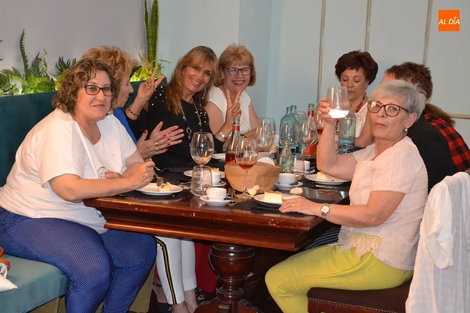 Foto 2 - Amanecer re&uacute;ne a 74 mujeres en su cena de fin de curso  